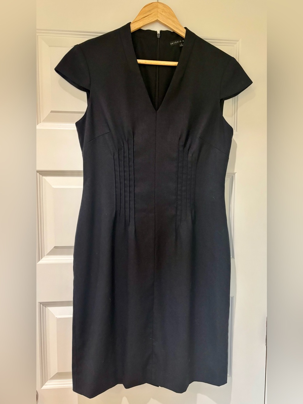 ANTONIO MELANI Sz 8 Black Sheath Dress Midi V Neck Cap Sleeves Pleated EUC